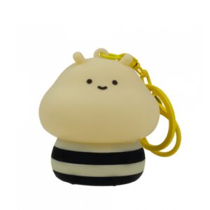 Το MARY’S Little Bee είναι ένα μπρελόκ με φωτισμό LED, σχεδιασμένο για να φωτίζει κάθε στιγμή το εσωτερικό της τσάντας ή του σακιδίου σας. Εκπέμπει ζεστό λευκό φως περίπου 3000K — απαλό για τα μάτια, αλλά αρκετά ισχυρό ώστε να σας καθοδηγεί με ασφάλεια στις σκάλες ή στο μονοπάτι προς την πόρτα σας.